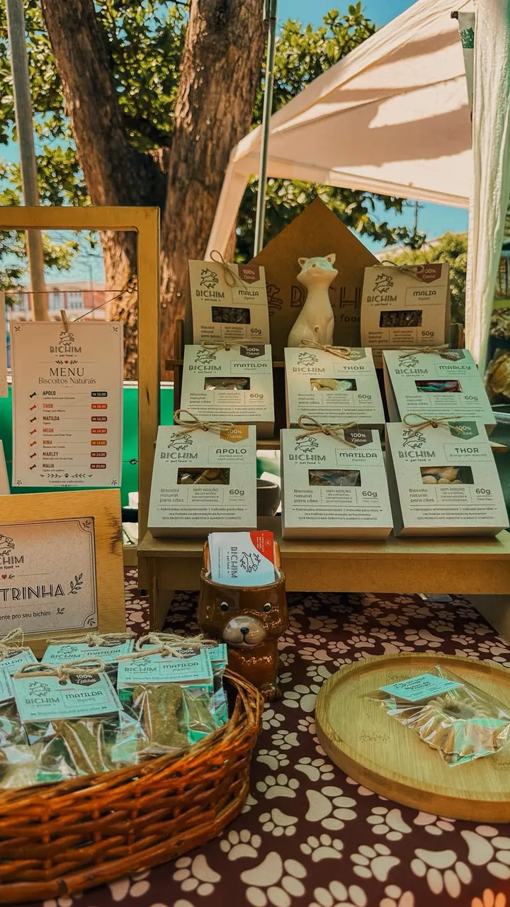 Banca da Bichim Pet com biscoitos naturais para cães e gatos