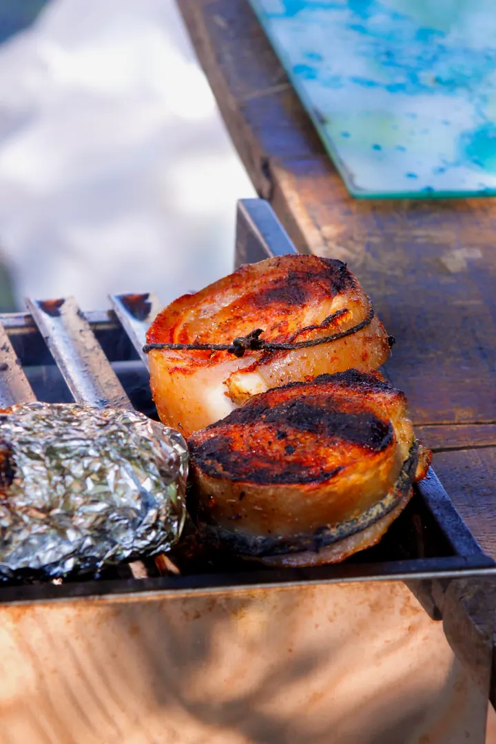 Carnes assando na brasa