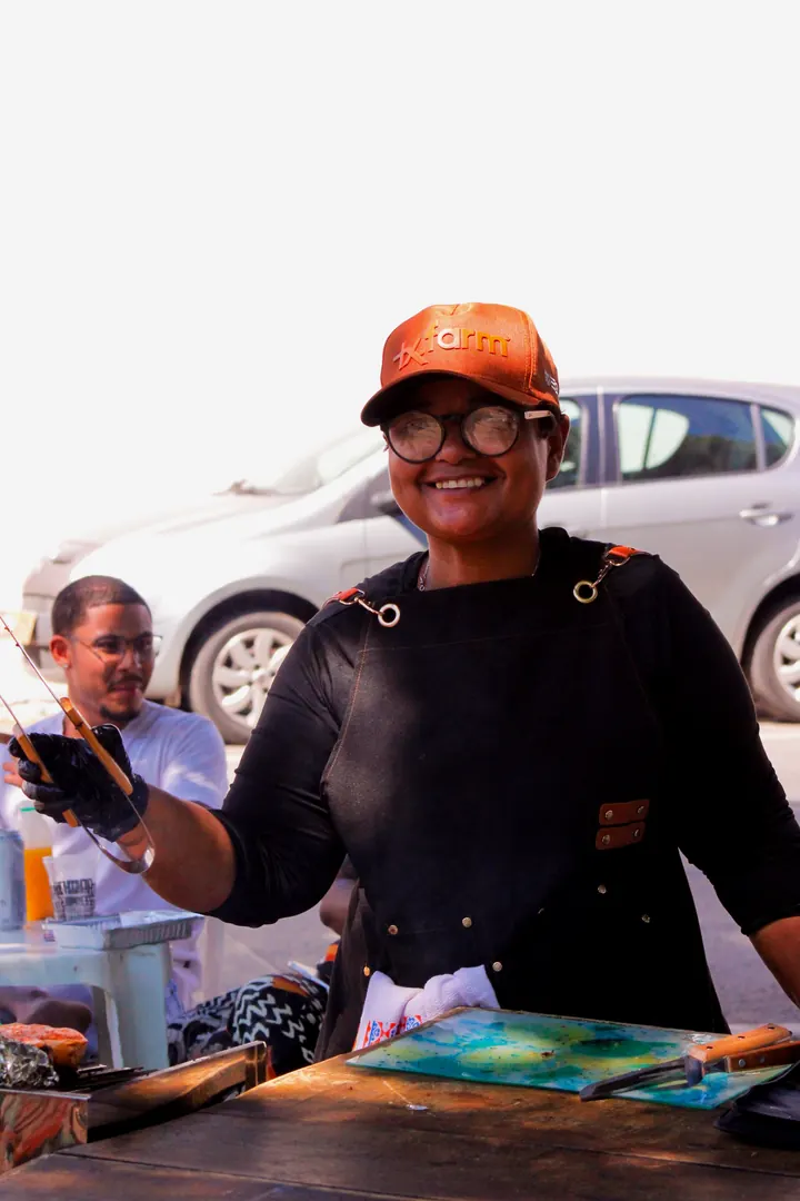 Chef sorrindo na banca de brasa