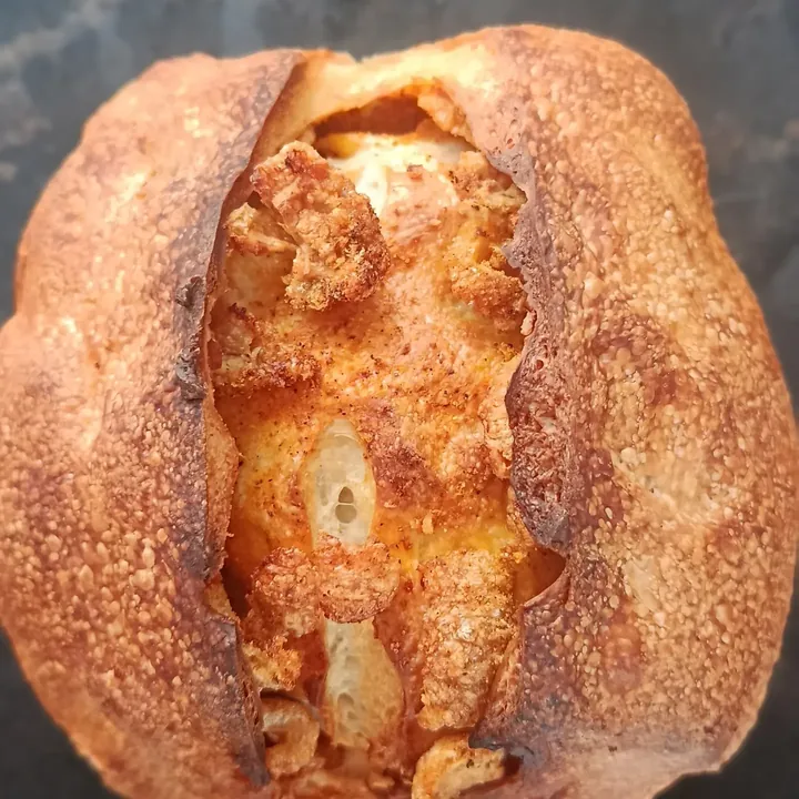 Pão artesanal da Queiroz Pães Artesanais com casca dourada