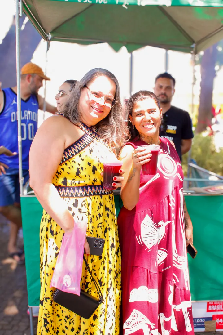 Amigas sorrindo entre as barracas