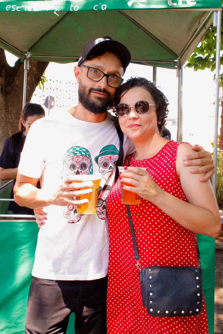 Casal posando com copos de chopp