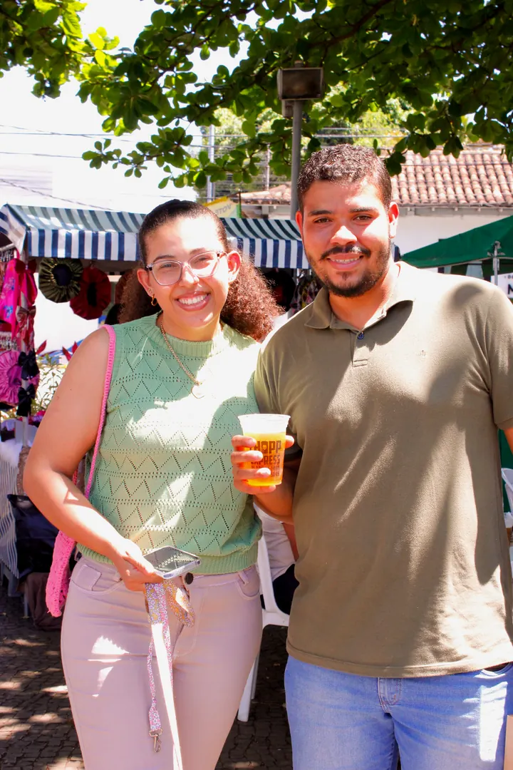 Casal brindando com chopp na feira