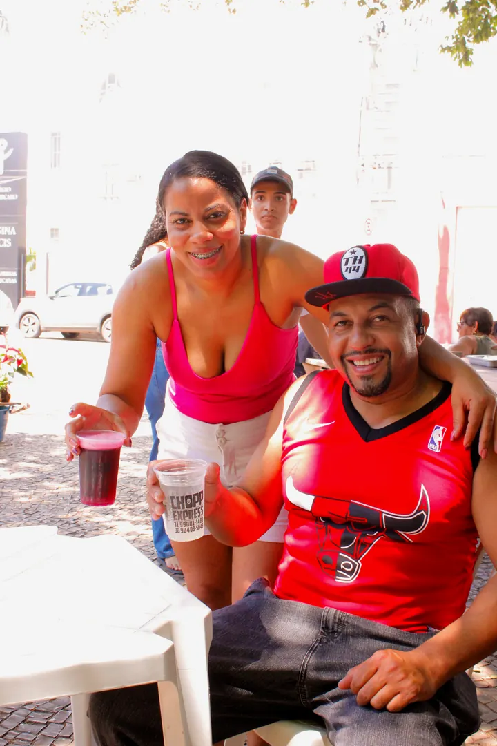 Amigos sentados à mesa na praça